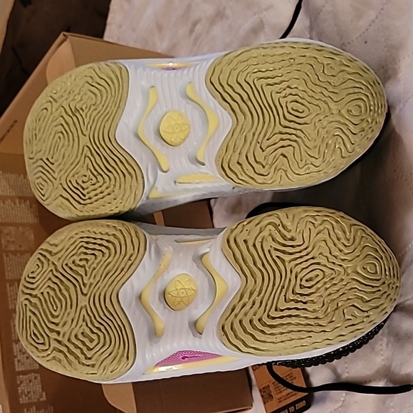 Nike Cosmic sneakers (adult) NEW Men Size 9 , Women size 10.5 US - Picture 9 of 14